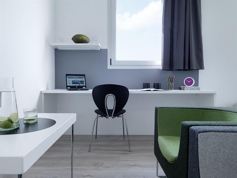 Отель Residencia Melon District Marina Барселона Экстерьер фото