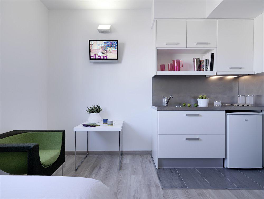 Отель Residencia Melon District Marina Барселона Экстерьер фото
